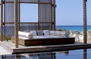 grosse liegen und sofa überdacht mit pool davor im luxuriösen modernen designer hotel und resort auf den turks- und caicosinseln in der karibik 
